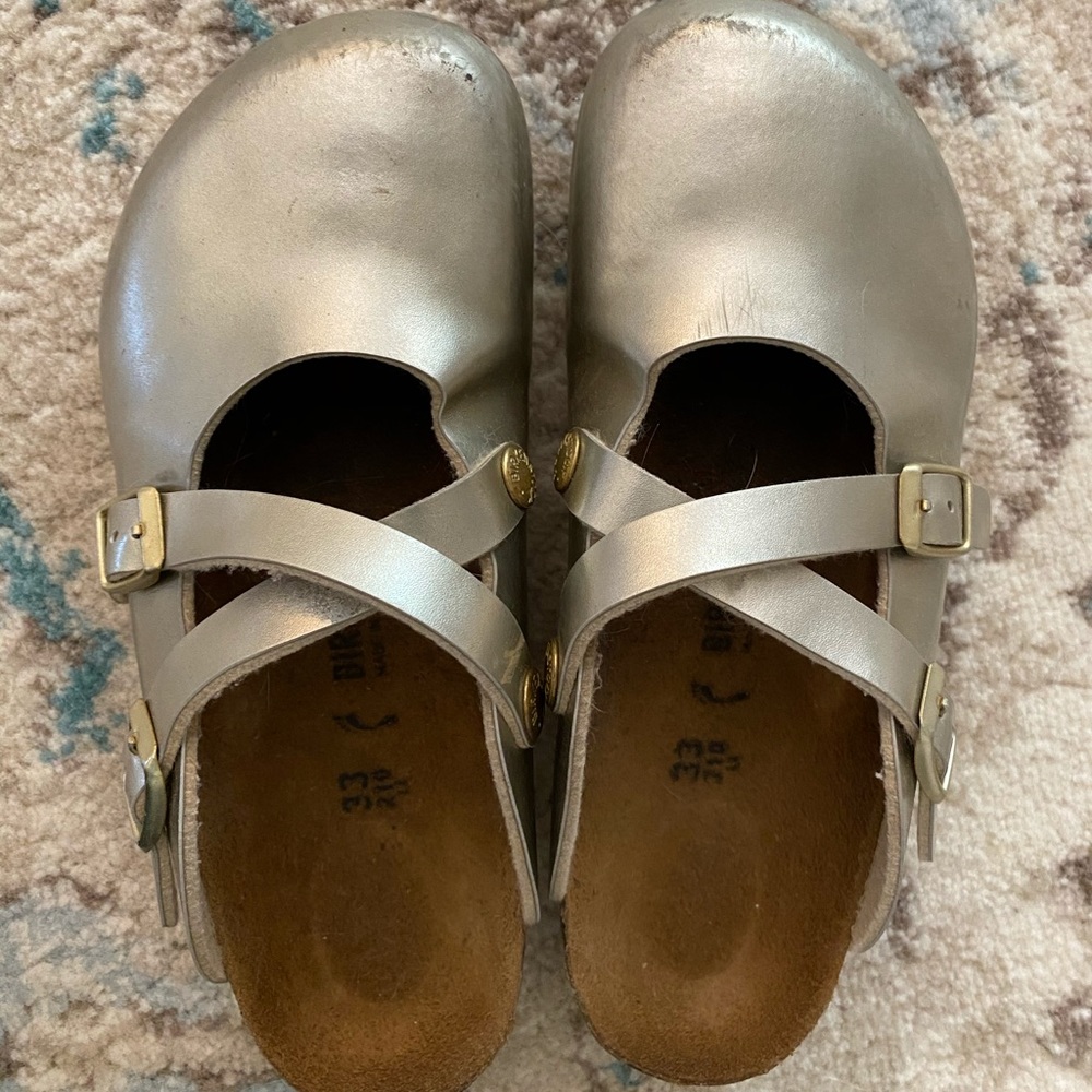 Gold Birkenstock girls shoes 💕